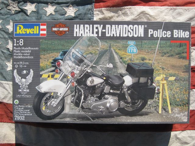 REV07932  HARLEY-DAVIDSON Police Bike   1:8